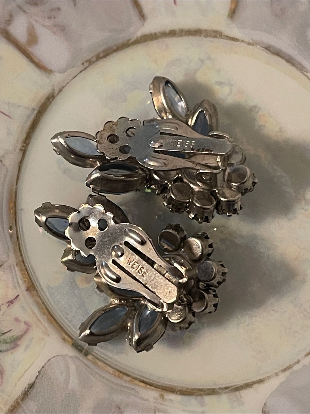 1950’s Weiss Frosted Blue Rhinestone Aurora Borealis Clip-on Earrings - Picture 8 of 12